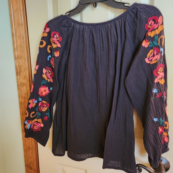 World Market floral embroidered sleeves Spanish  Boho blouse - Picture 5 of 8